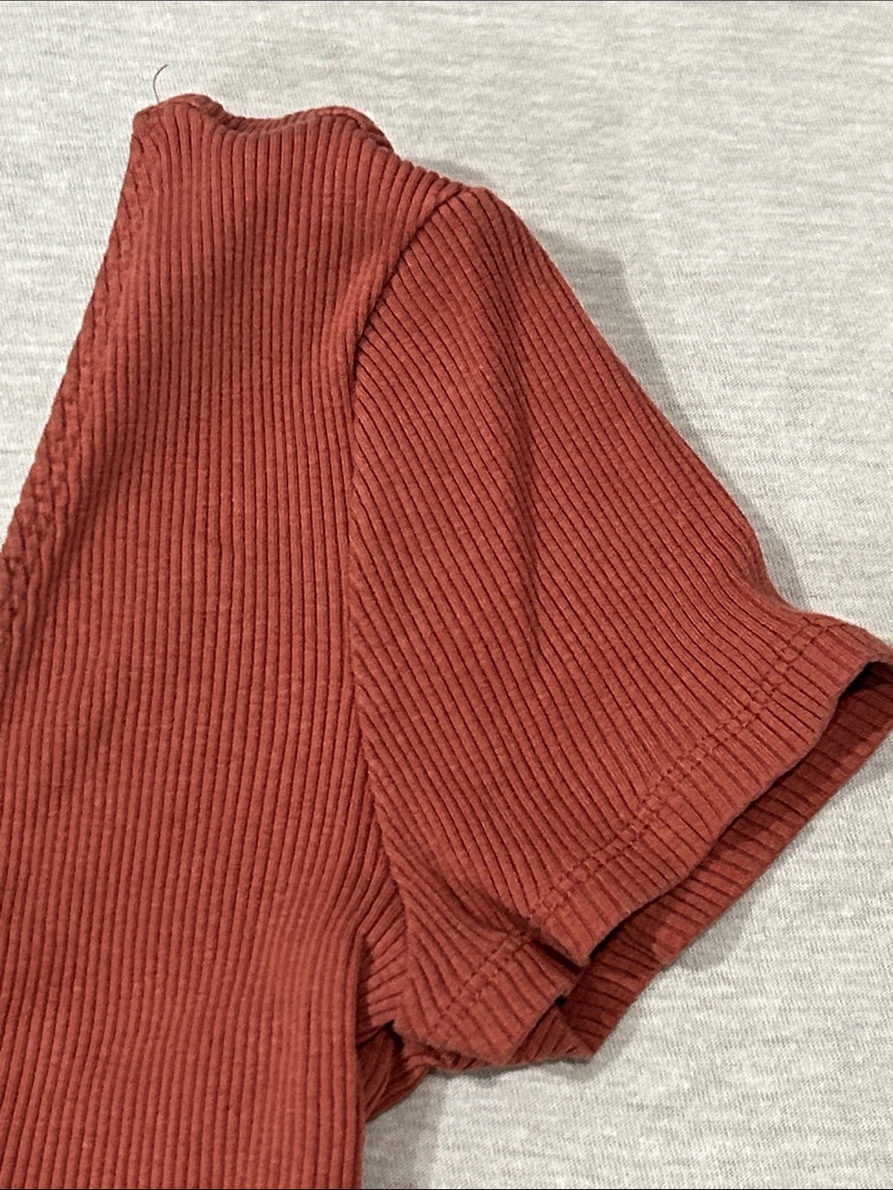Express One Eleven Ribbed V-Neck Short Sleeve Top in Rust Sz S - Picture 3 of 4
